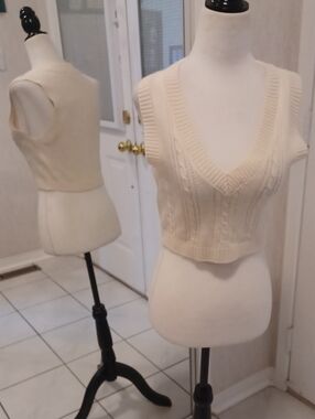 4/$60 Cream (Off-White) Cable-Knit V-Neck Sleeveless Sweater Vest - Size XS
